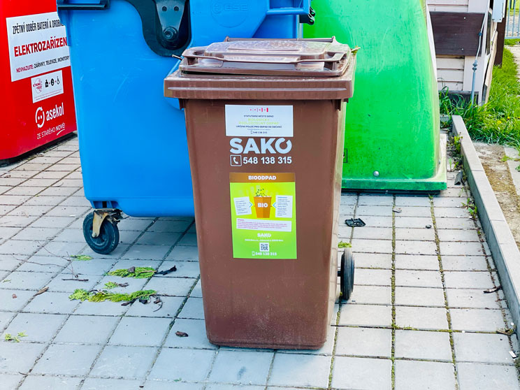 hnědá popelnice SAKO